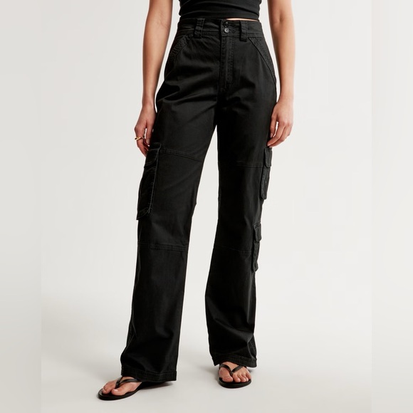 Abercrombie Women's Relaxed Cargo Pant. New, tags on. 

Color: BLACK - Picture 3 of 7